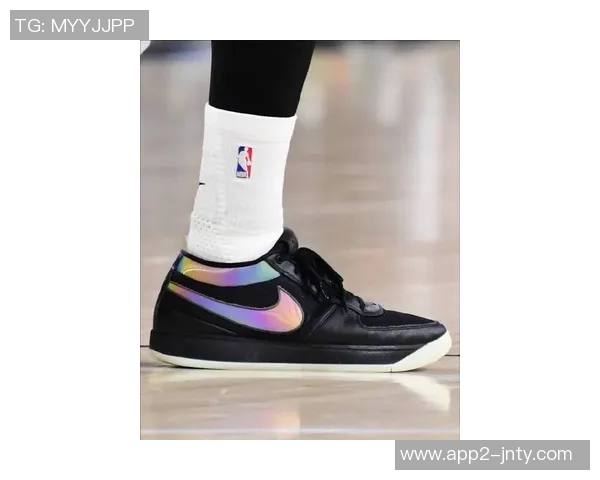 库里赛前训练穿上布克首款签名鞋Book1迎战太阳队展现默契配合