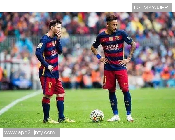 内马尔与父亲重温巴萨辉煌岁月感慨万千情深意重